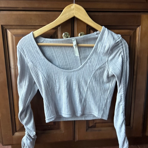 Free people intimately free Gray Ribbed Long Sleeve Top ruched sleeves  cropped - Picture 2 of 5
